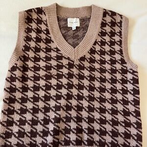 Pink Rose Vest
Brown/tan